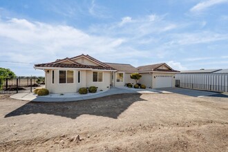 Building Photo - Spacious 3 Bed, 2 Bath Home with Acreage, ...