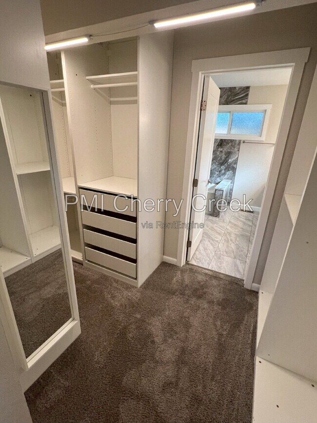 Building Photo - 3000 S Holly Pl