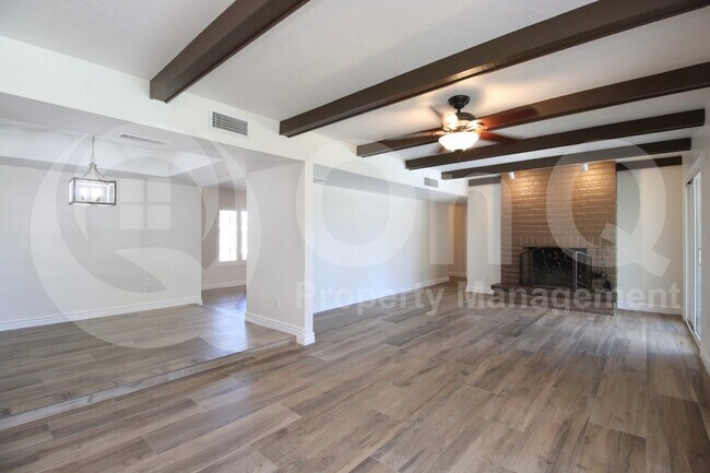 Building Photo - 2439 E Mercer Ln