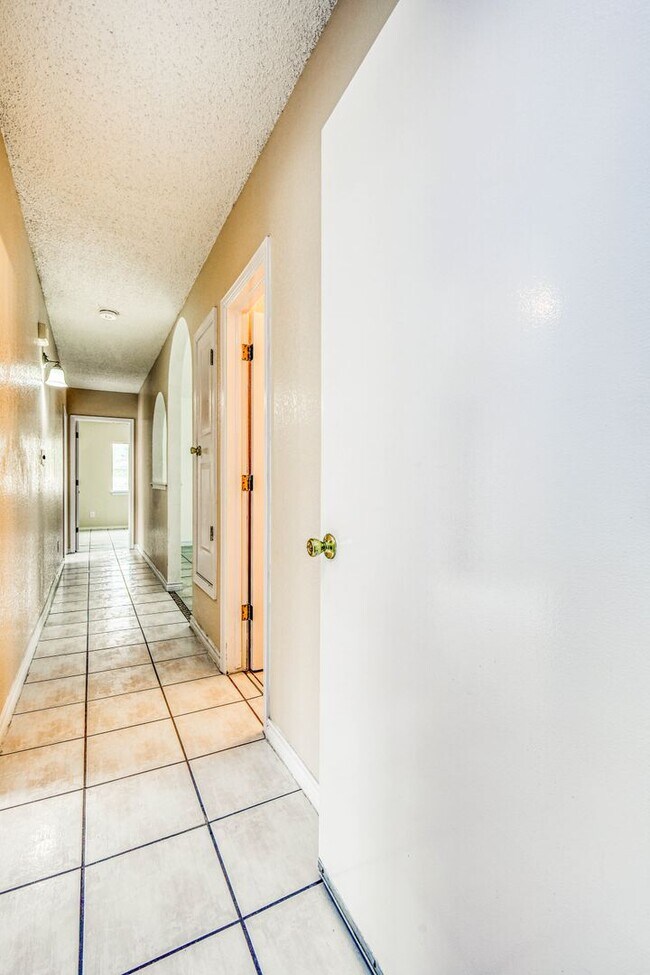 Building Photo - 3 Bed 2 bathrooms house 79936