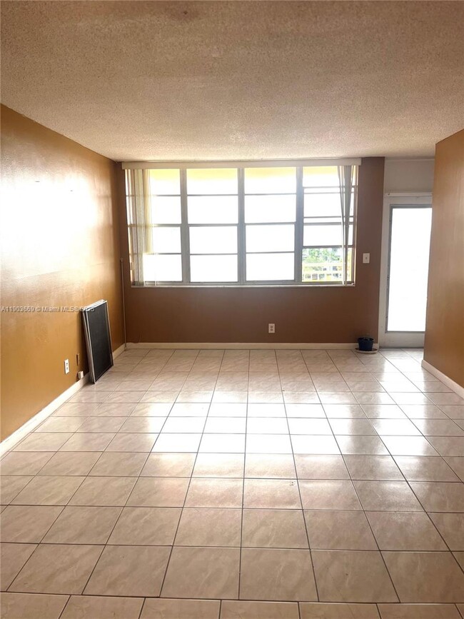 Building Photo - 2025 NE 164th St