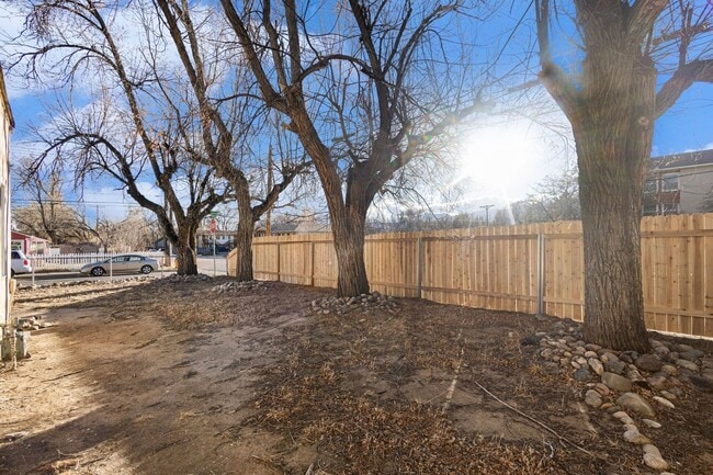 Building Photo - 2 Bedroom Single Family Home*Remodeled* Utilities included in rent!