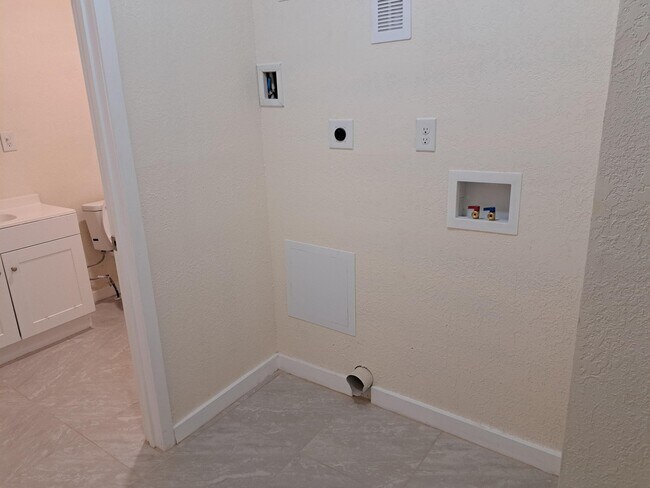 Building Photo - 1306 Iowa Ave