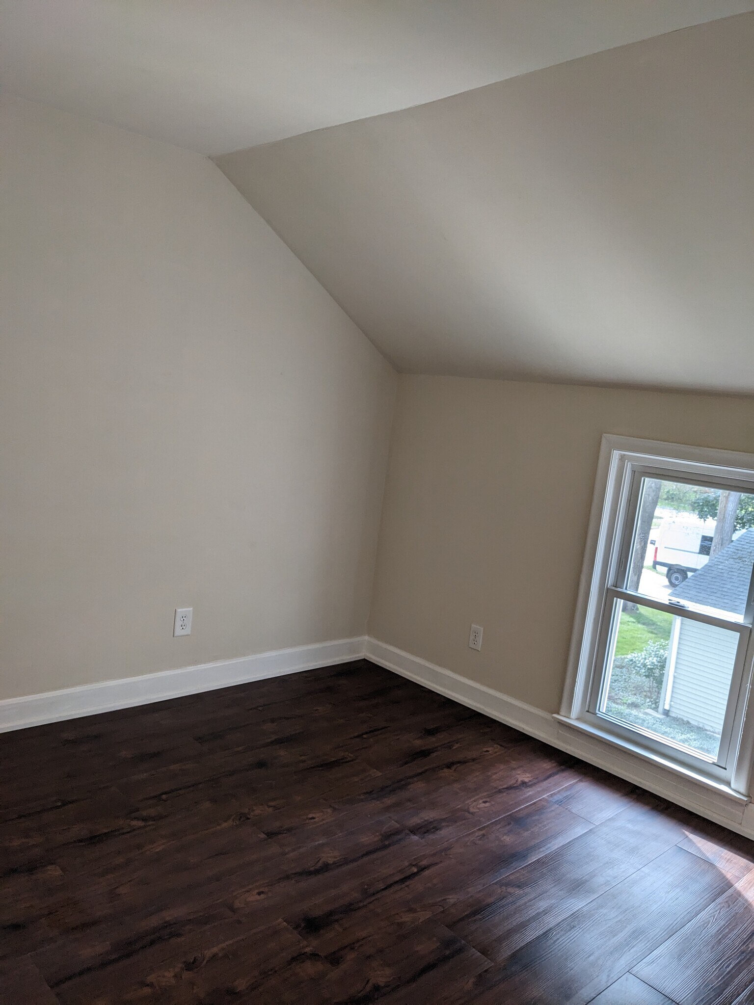 Smaller upstairs bedroom - 859 Irvin St