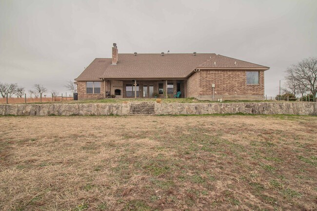 Building Photo - Beautiful Traditional Home on Over an Acre in Weatherford!