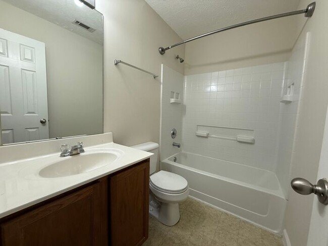 Building Photo - Brentwood - SPACIOUS 3 Bedroom Townhome in...