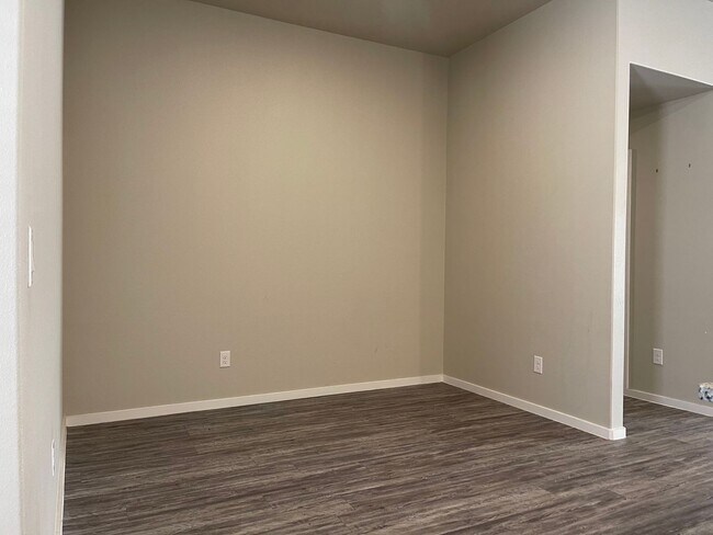 Building Photo - 3 bed 2 bath Available 9/10!