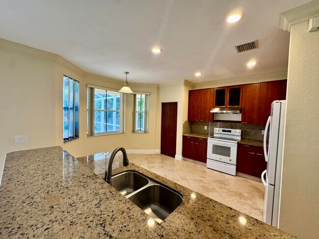 Building Photo - 898 Tulip Cir
