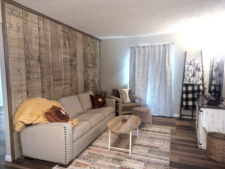 Building Photo - 906 N Wagon Wheel Trl