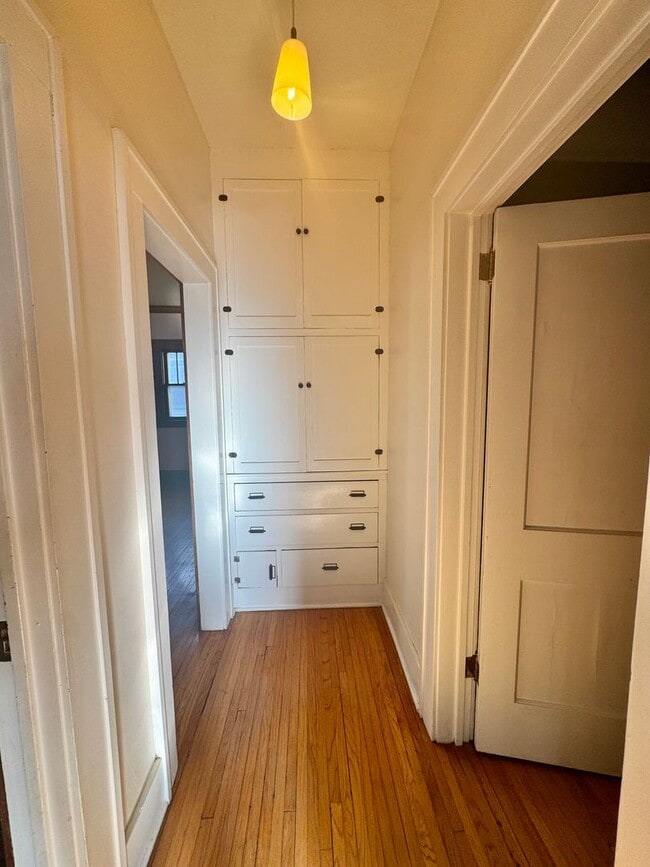 Building Photo - **AVAILABLE NOW** Centrally located 3-bedroom 2-bath