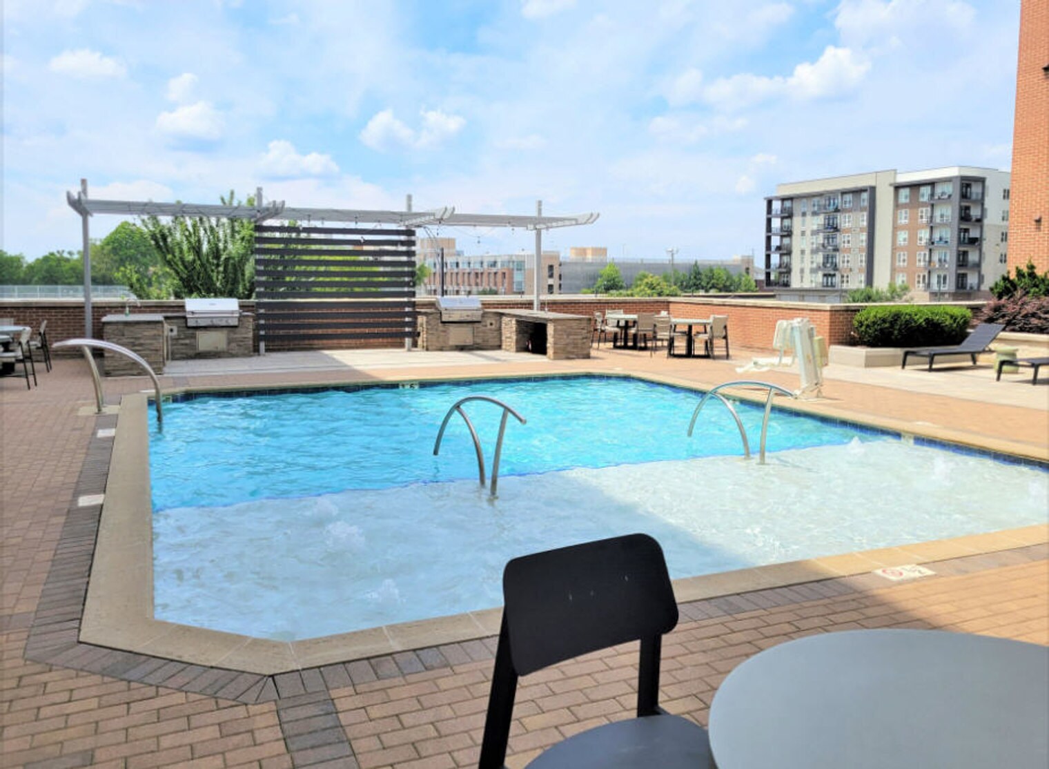 Building Photo - 401 W Trade St