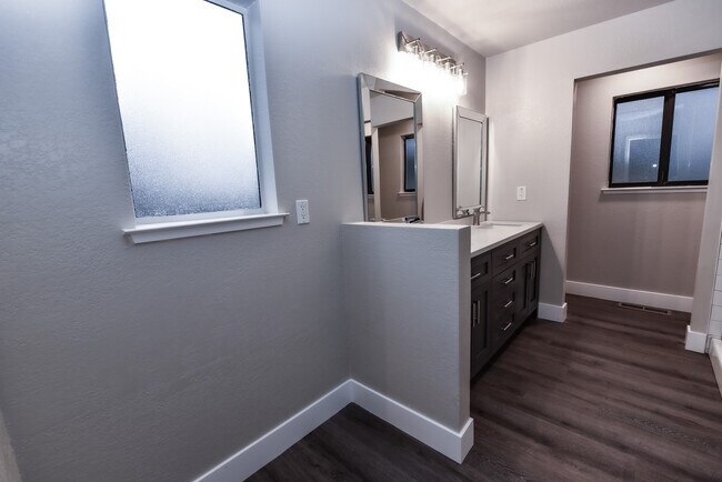 Building Photo - 2455 Knollwood Dr