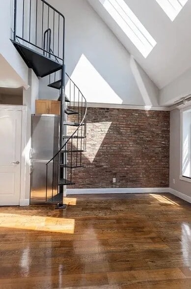 Building Photo - 127 E 7th St