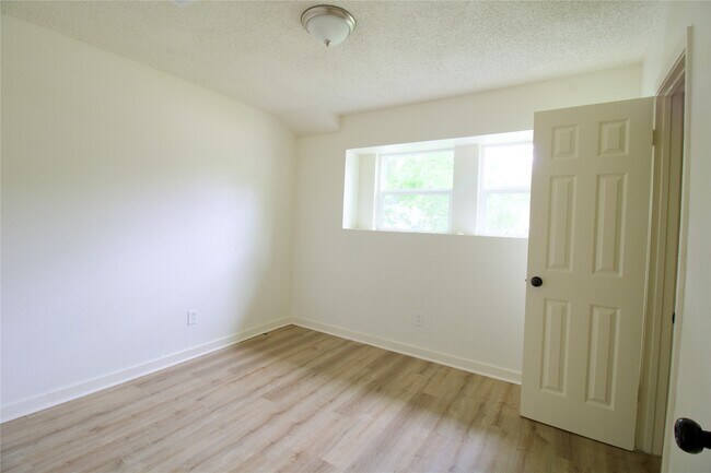 Building Photo - 9307 Linda Vista Rd