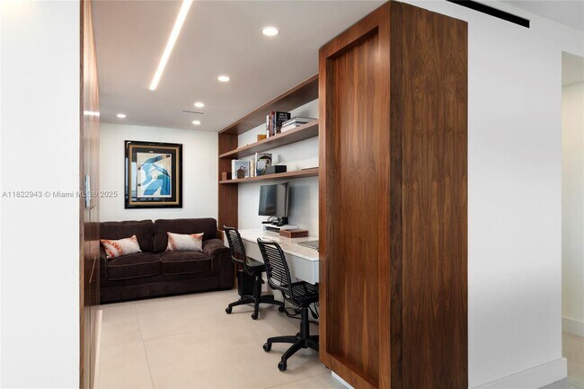 Building Photo - 2843 S Bayshore Dr