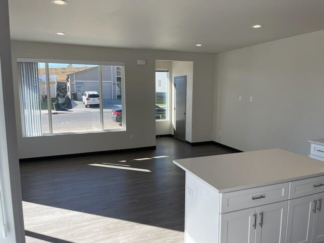 Building Photo - 1005 Greenfield Dr
