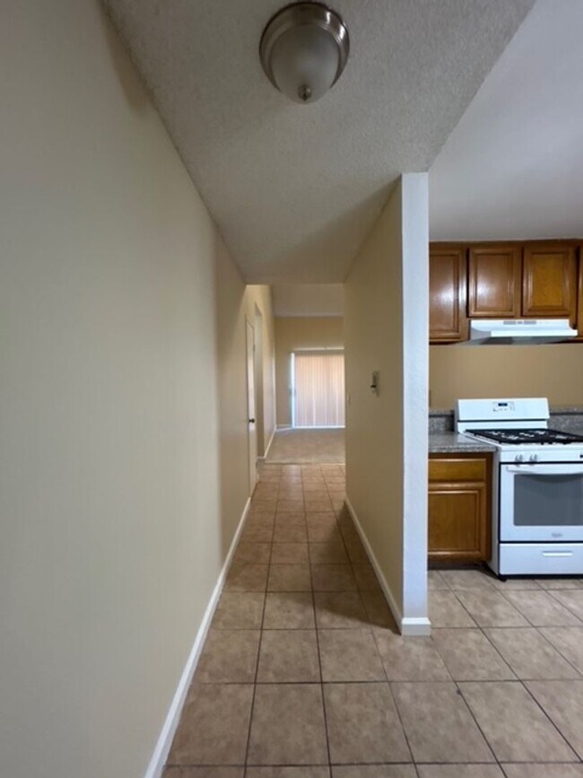Building Photo - SPACIOUS 2 BDRM, 2 BA WITH HIGH CEILING!