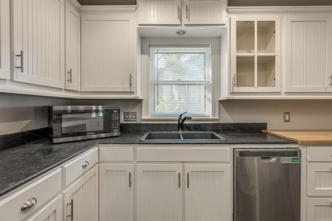 Building Photo - 1300 Crestwood Rd