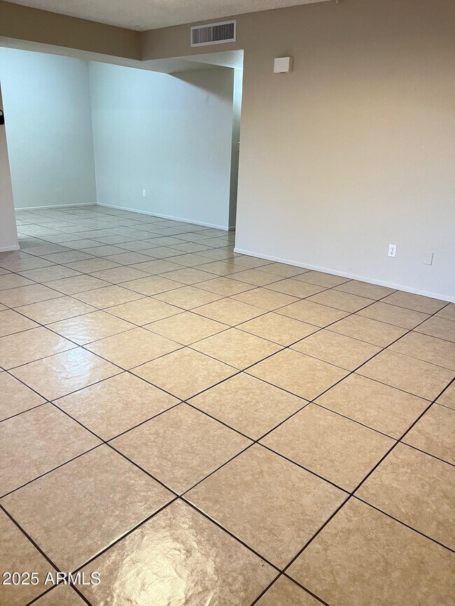 Building Photo - 6010 W Augusta Ave