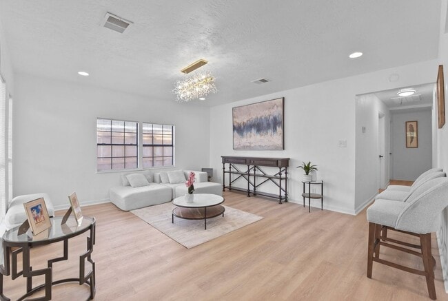 Building Photo - BEAUTIFUL HOME IN HOUSTON. MOVE IN READY!.