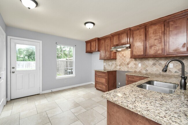 Building Photo - 10022 Raymondville Rd