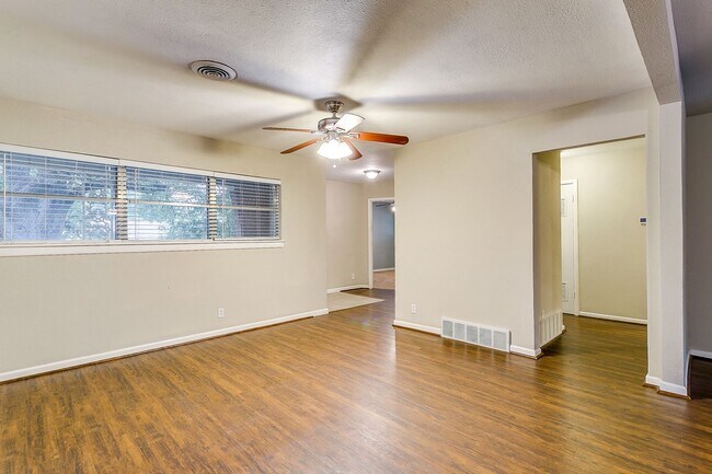 Building Photo - Ready for New Tenants- Large 3 bed, 2 bath...