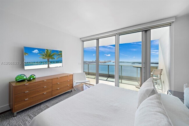 Building Photo - 1331 Brickell Bay Dr