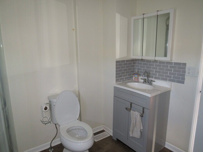 Building Photo - 2002 Cottage Ave