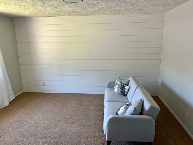 Building Photo - 2685 Green Meadows Dr