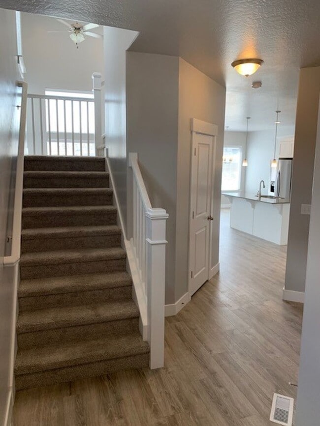 Building Photo - Beautiful Townhome in Great Location!