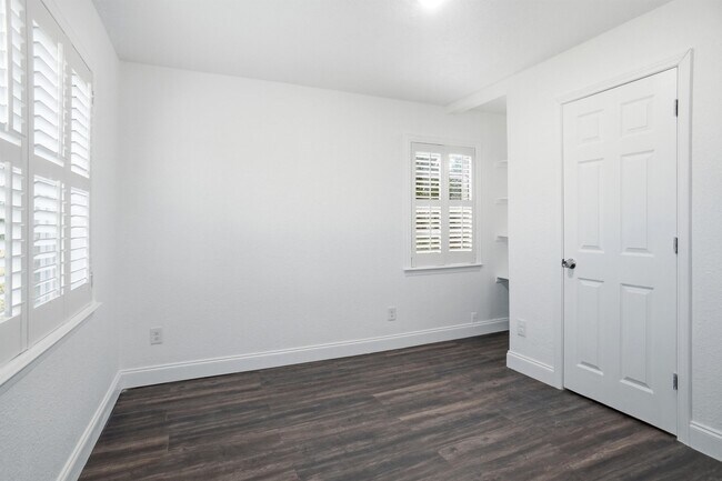 Building Photo - 3822 W Calgary Ct