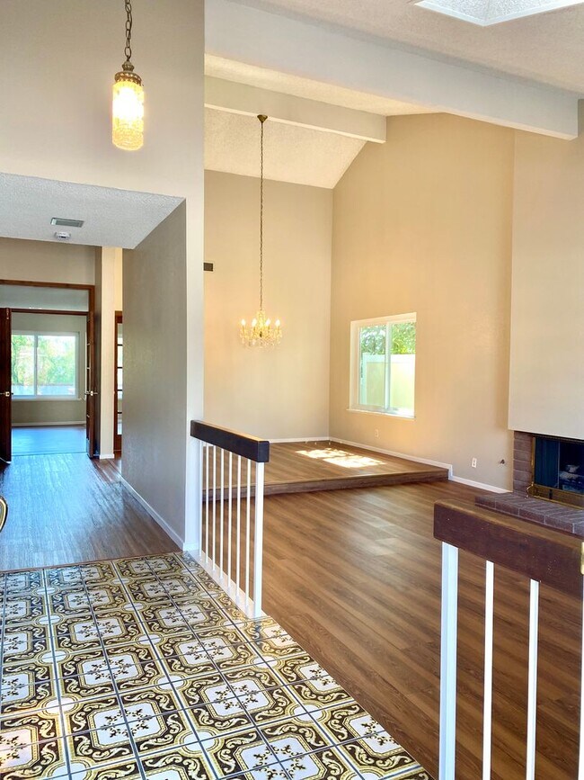 Building Photo - Amazing 4-bedroom home with a view, Availa...