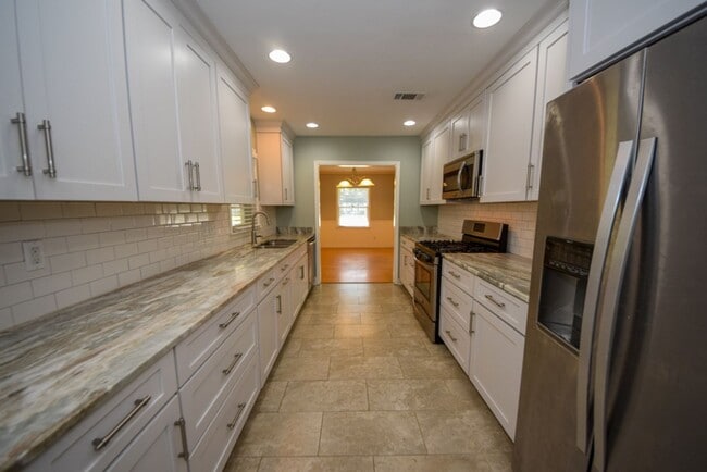 Building Photo - Cute and UPDATED 3 bed 2 bath home near GREAT SCHOOLS.