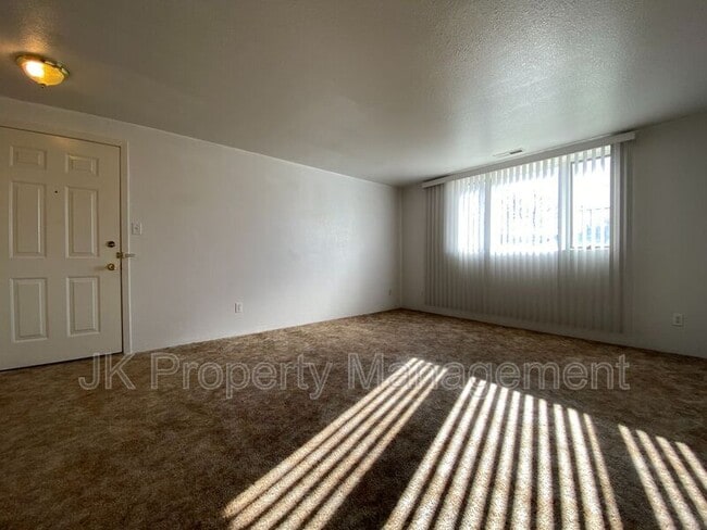 Building Photo - 1612 Sand Ct