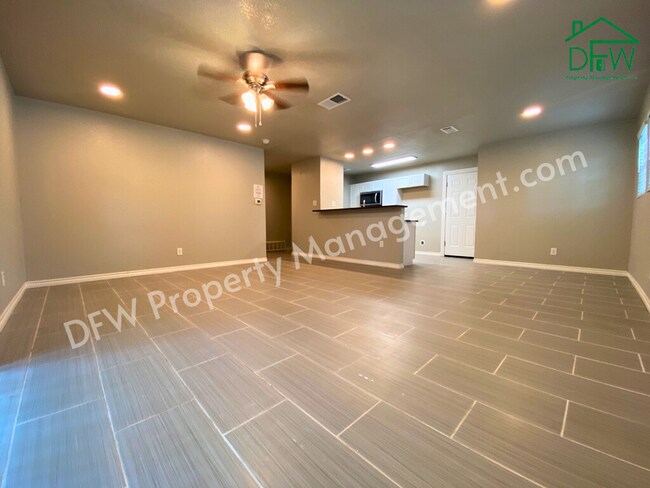 Building Photo - Charming 4 Bedroom 2 Bathroom Home on a Corner Lot in Fort Worth!