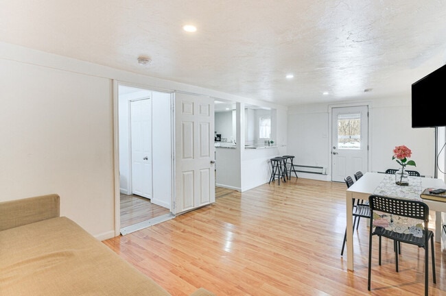 Building Photo - 815 Donata Rd