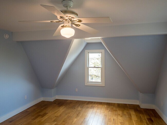 Building Photo - Beautiful Three Bedroom with Stunning View...