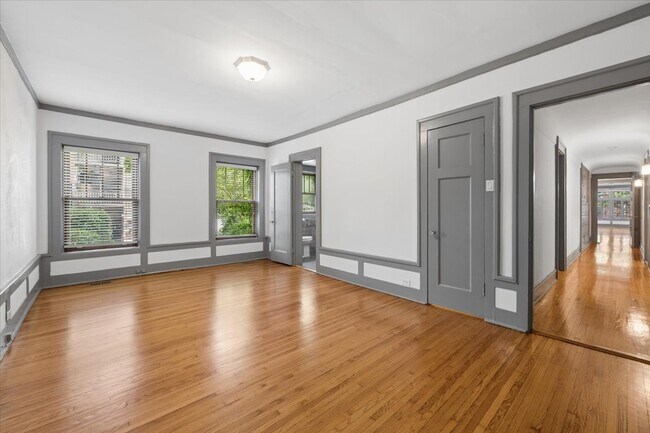 Building Photo - 717 W Junior Terrace