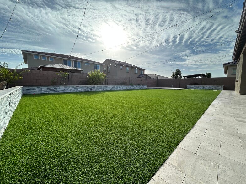 Building Photo - 8731 W Wagon Wheel Dr