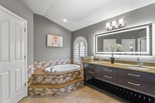 Building Photo - Beautiful 4-Bedroom Pool Home in the Heart of Westchase