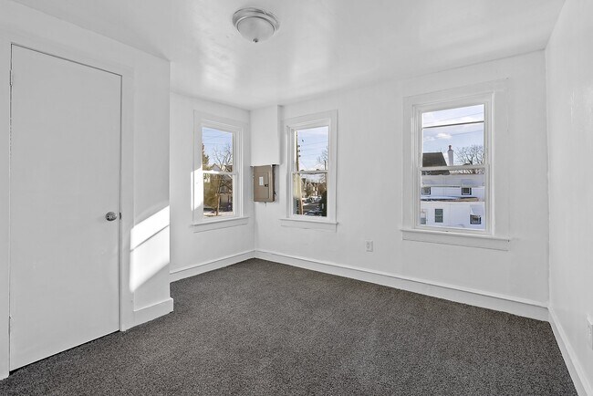 Building Photo - 126 S 4th St