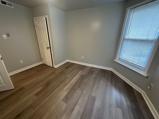 Building Photo - 529 Brinton St