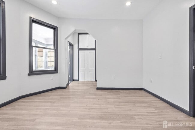 Building Photo - 211 N 13th St