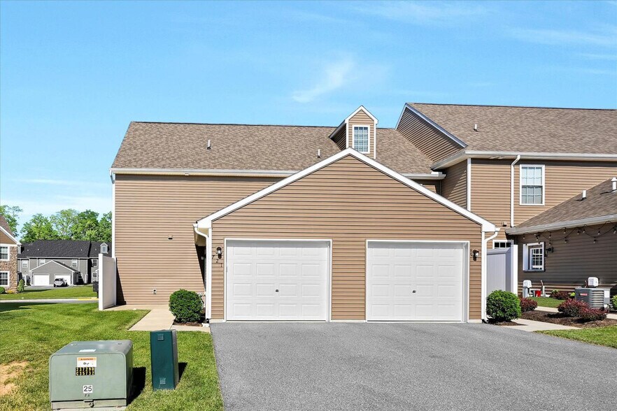 Building Photo - 721 Farmwood Ln
