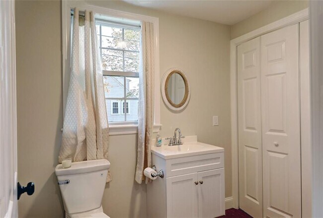 Building Photo - 216 Maple Ave