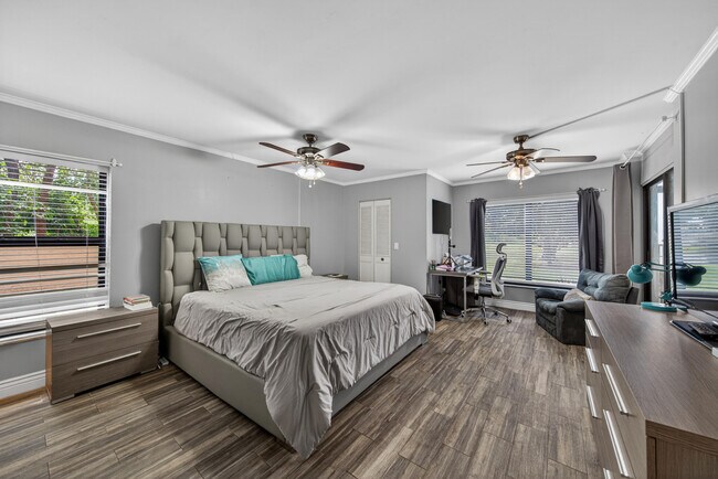 Building Photo - 2200 S Cypress Bend Dr
