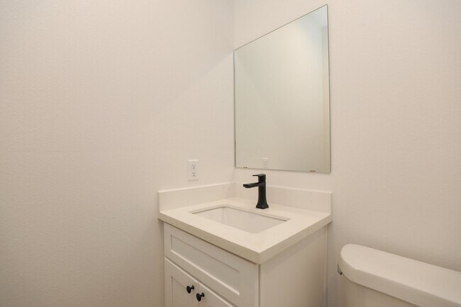 Building Photo - For Lease | 4 Bed, 2.5 Bath | 1,450 Sq Ft |