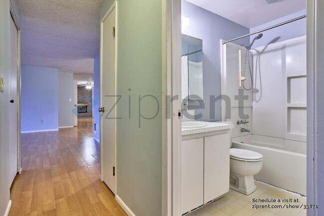 Building Photo - 3300 NE Robin Ct