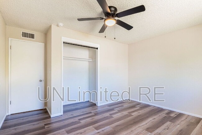 Building Photo - 2926 N Steves Blvd