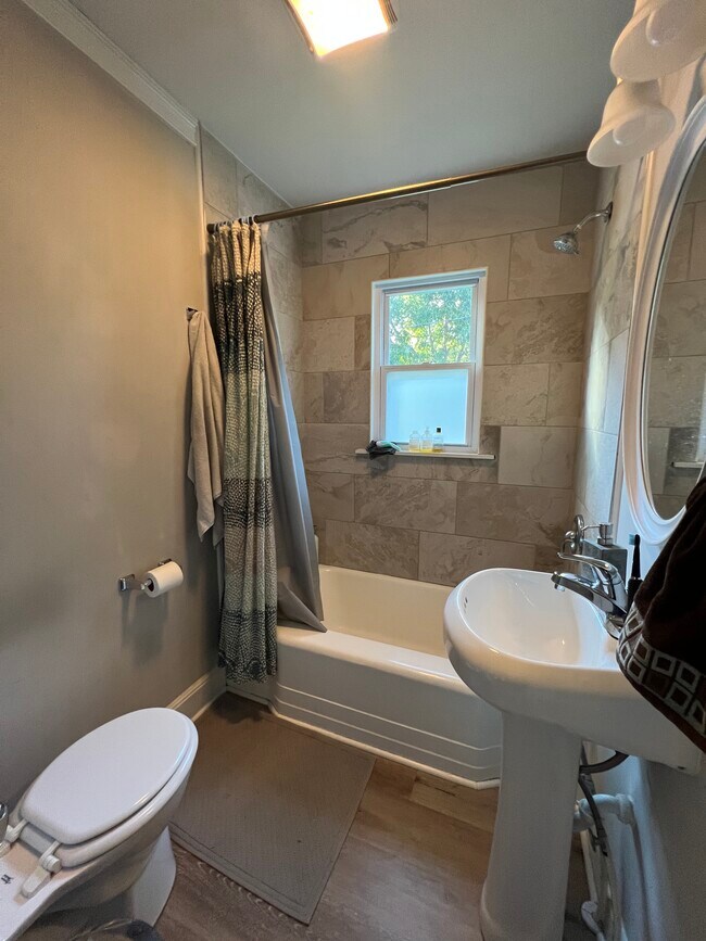 Bath - 1631 Rosedale St